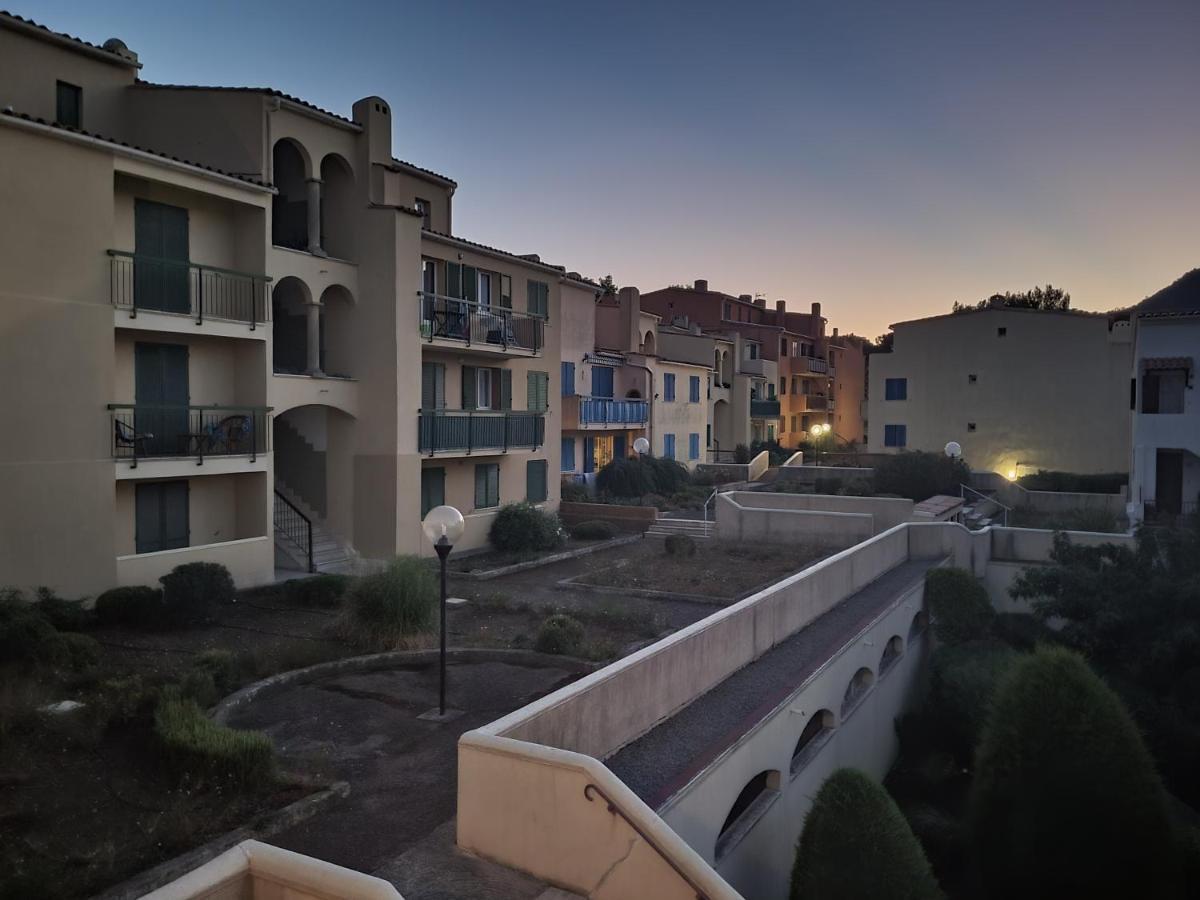 Superbe T2 en centre ville au calme à deux pas du marché Cavalaire-sur-Mer Esterno foto
